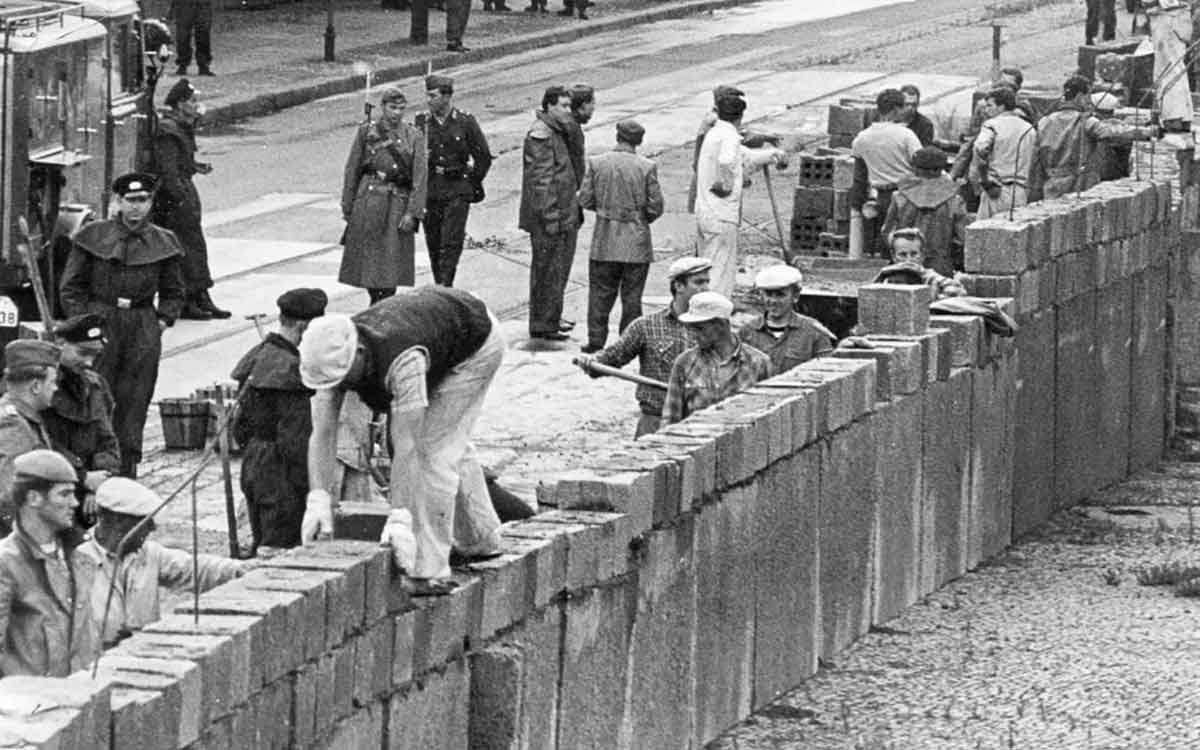 berlin wall constructed august 1961