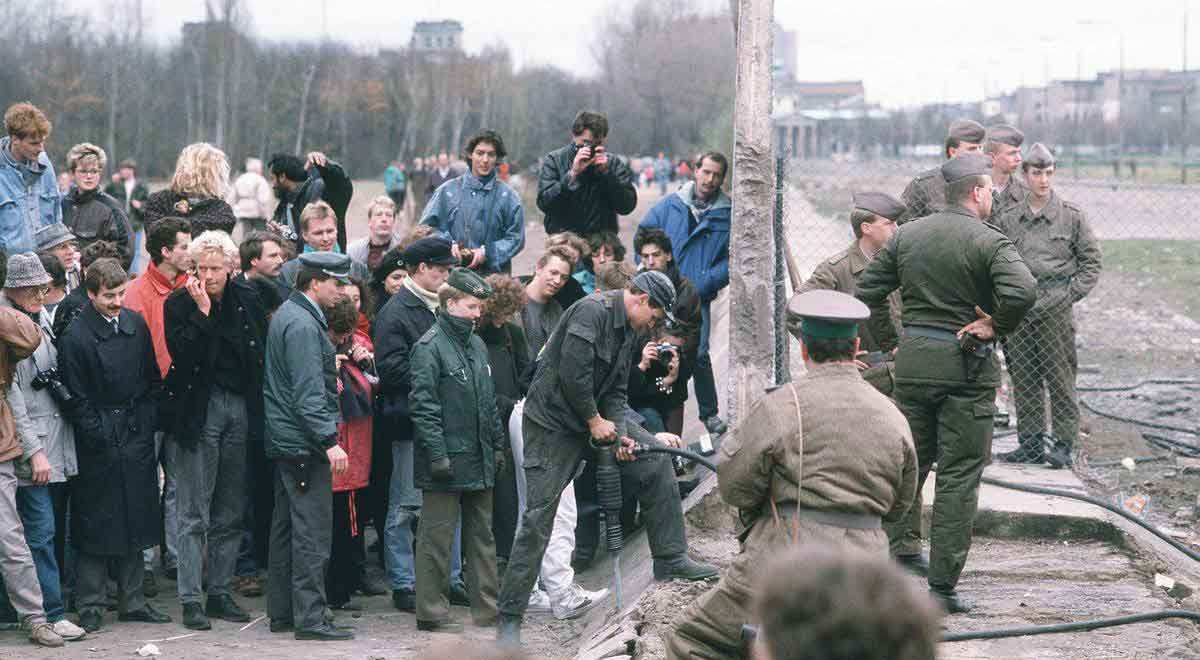 berlin wall removed 1989