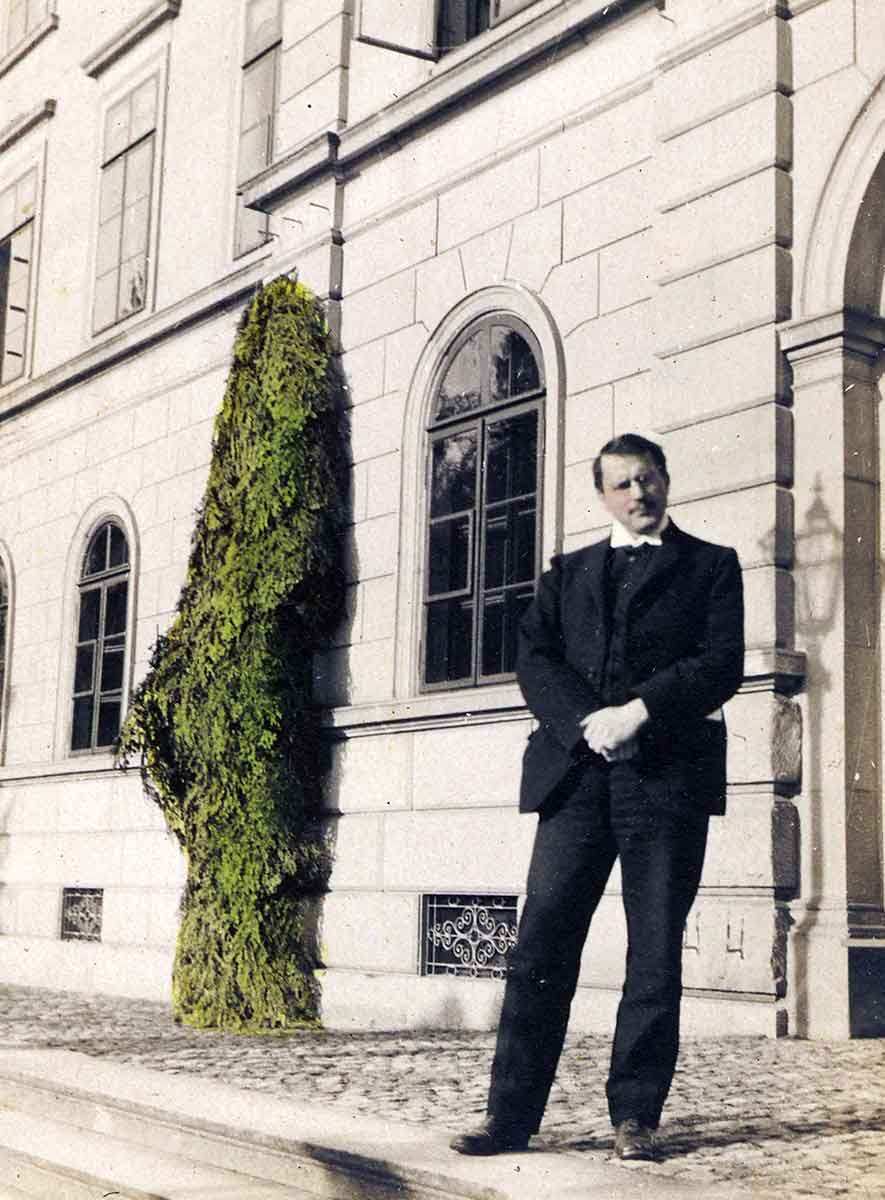 A picture of Carl Jung in front of the Burgholzi asylum. Source: Wikimedia Commons