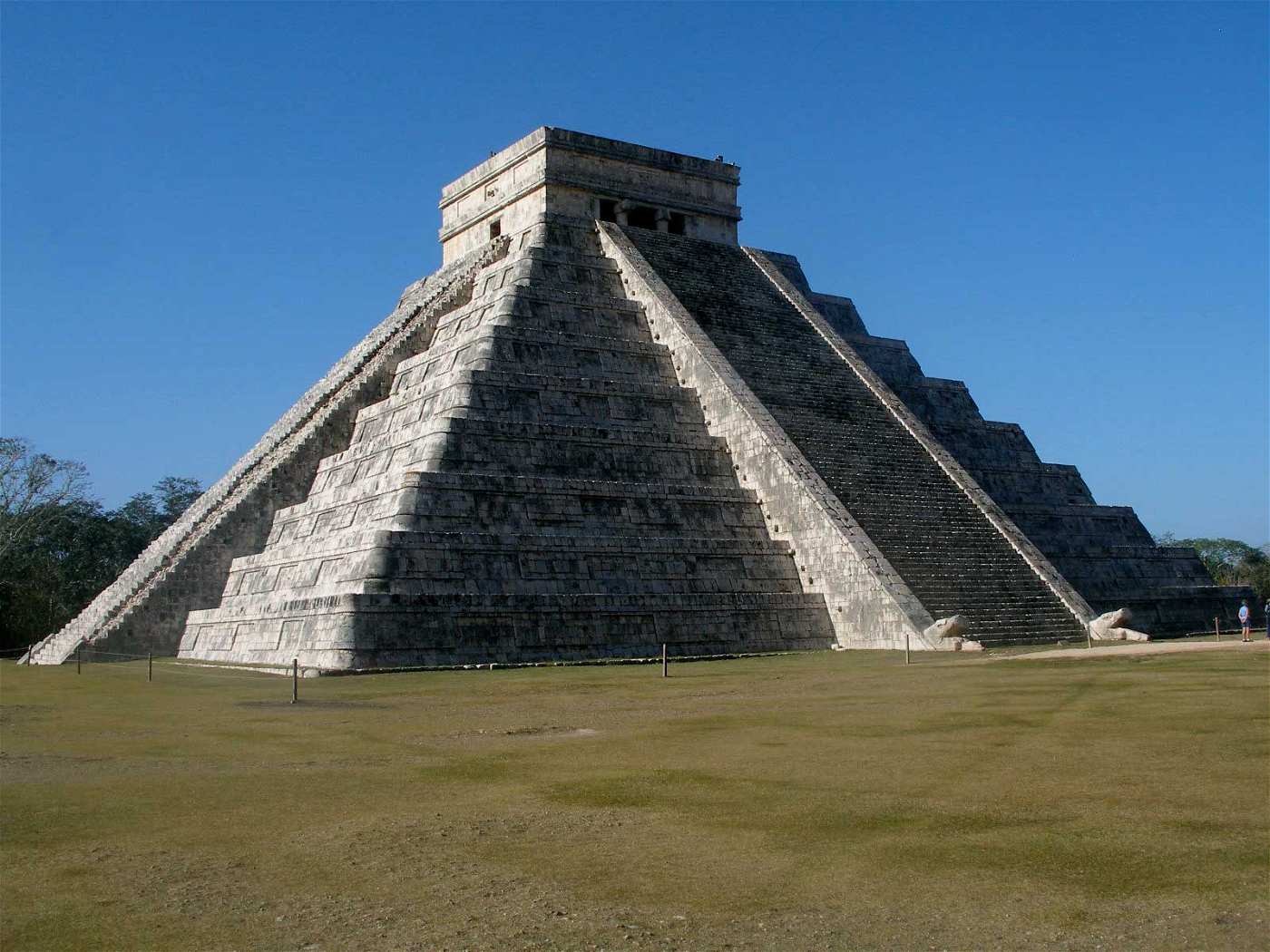 chichen itza pyramid mayan archaeology