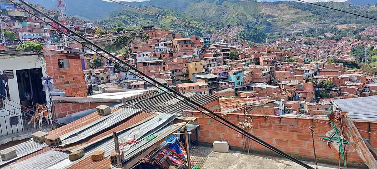 comuna 13 bairro medellin ghetto neighbourhood colombia