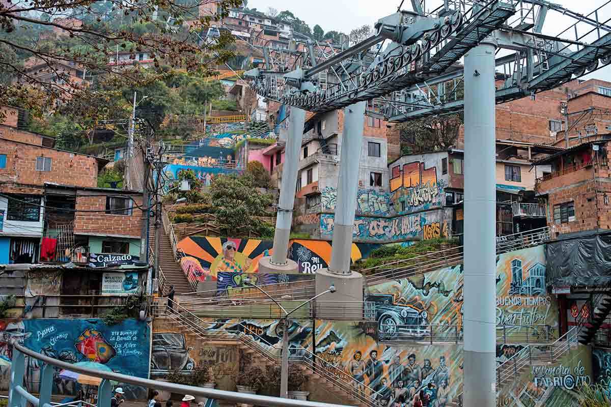 comuna 13 graffiti ghetto medellin columbia houses