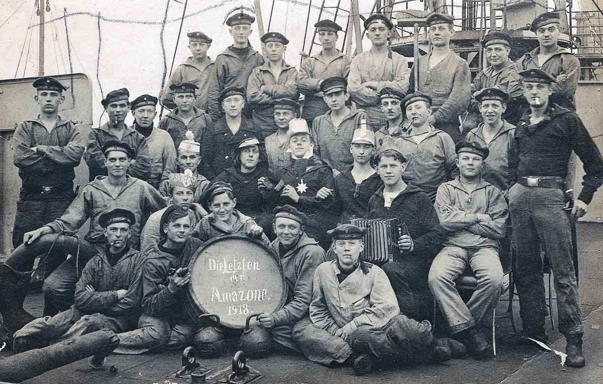 demobilised sailors workers kiel mitiny photo