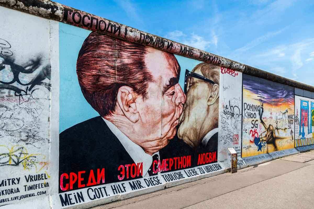 german-landmarks-berlin-wall-kiss