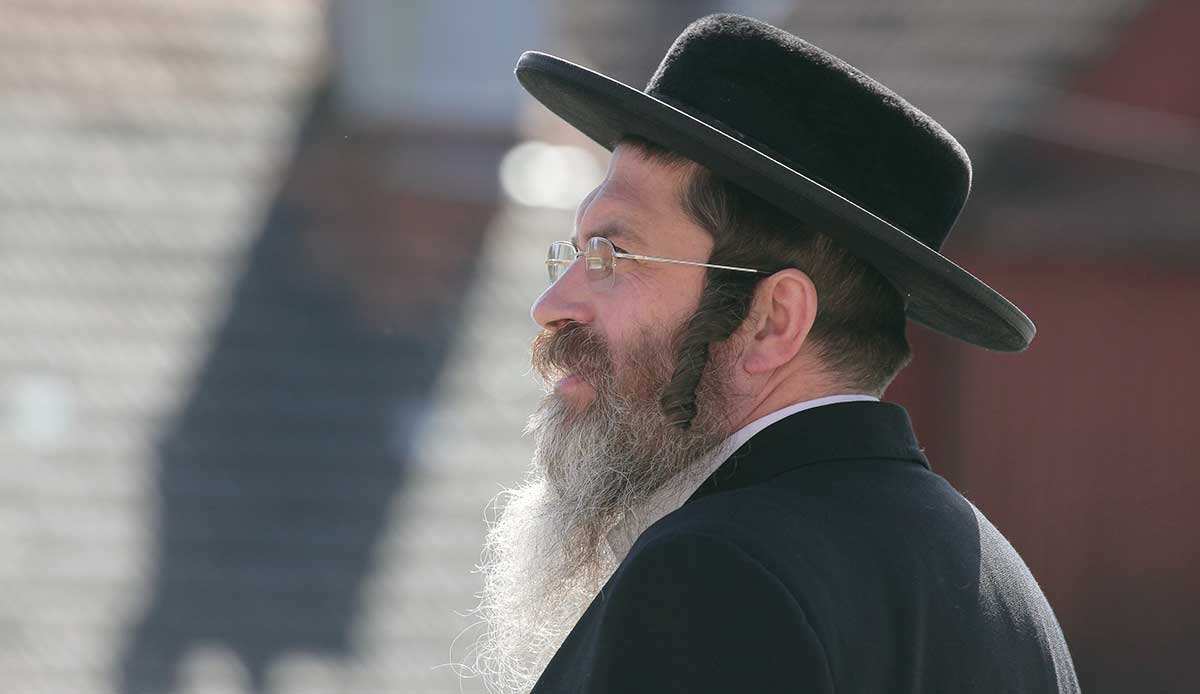 hasidic judaism man at lezajsku celebration