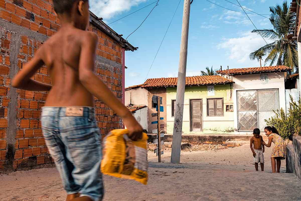 Kids playing street brazil favela lençois