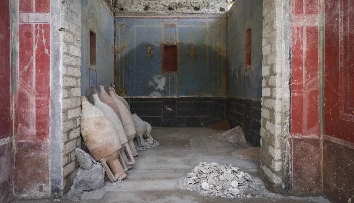 latest-pompeii-discovery-rare-blue-room