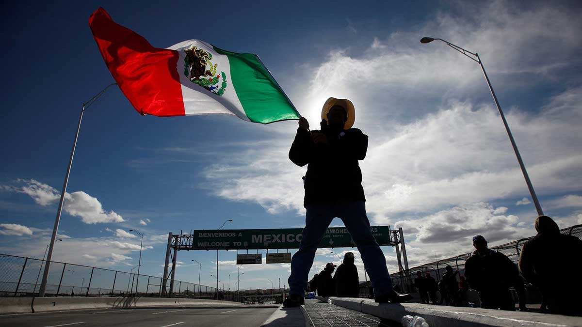 mexican-flag-border-crossing