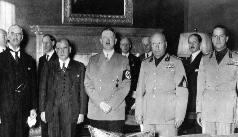 munich agreement signed by chamberlain hitler daladier mussolini