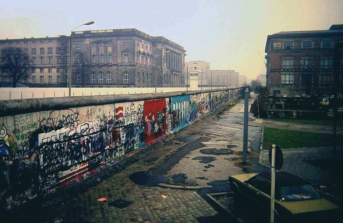 photograph berlin wall