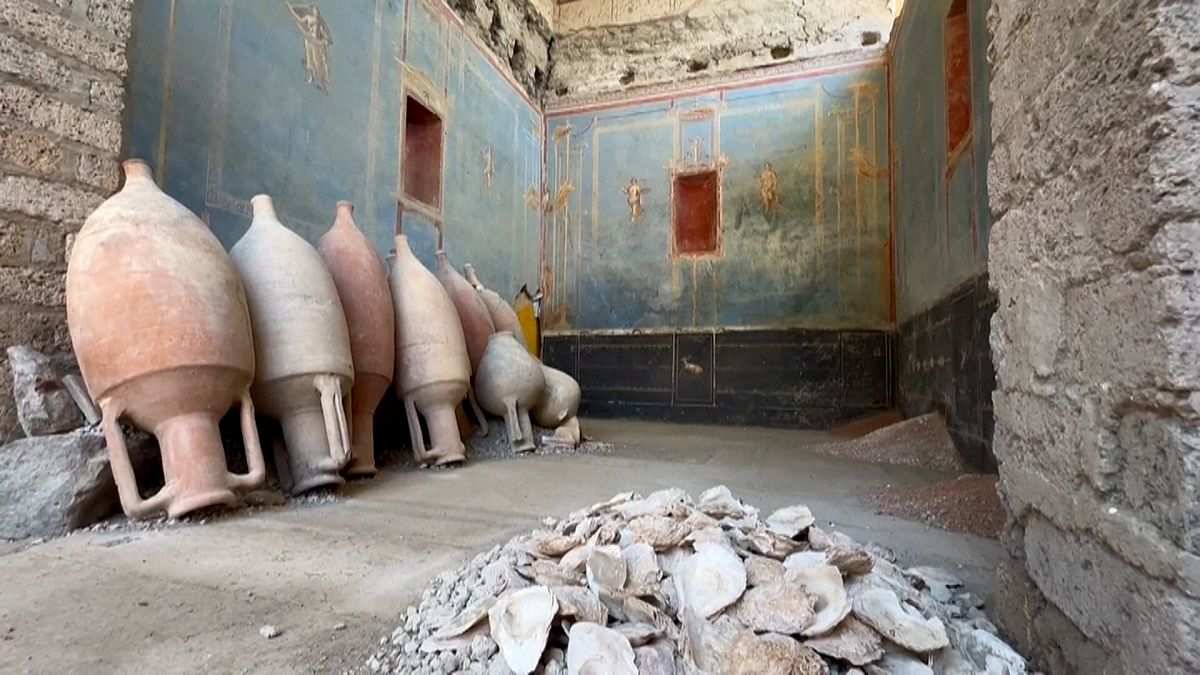 pompeii-blue-room-ancient-roman-shrine