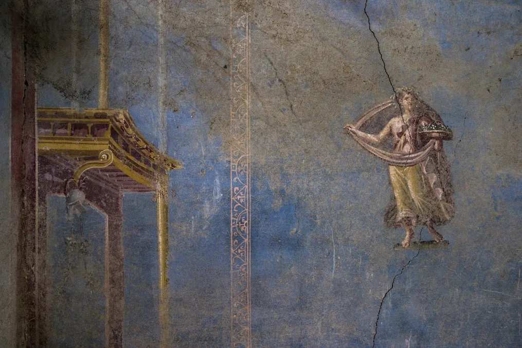 pompeii-blue-room-wall-fresco-female-figure