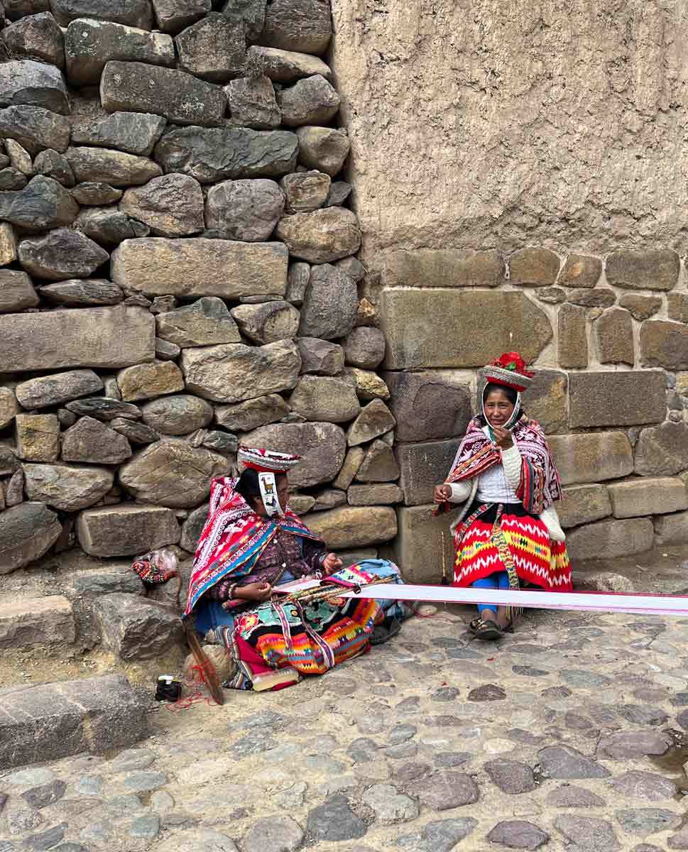 spinning weaving andes ollantaytambo