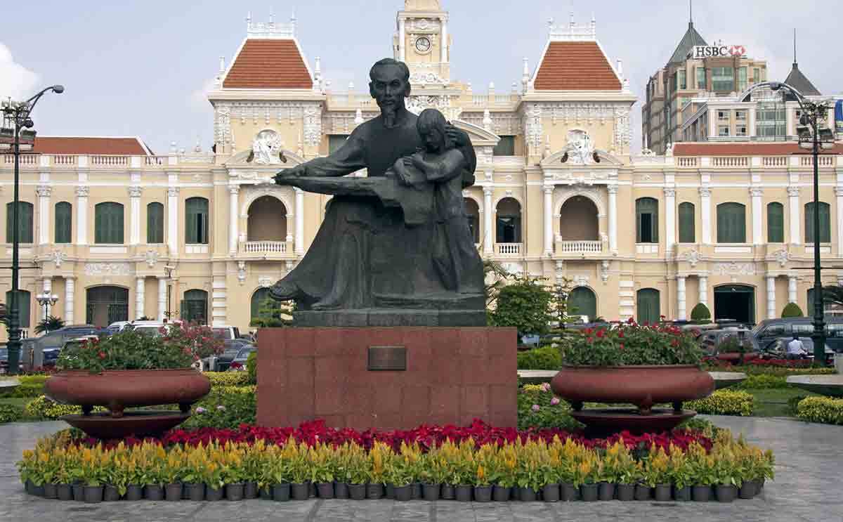 statue ho chi minh city