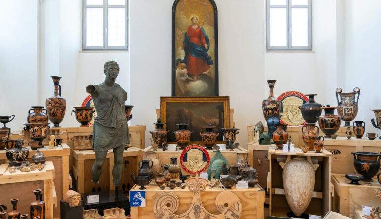 us-returns-600-stolen-artifacts-italy